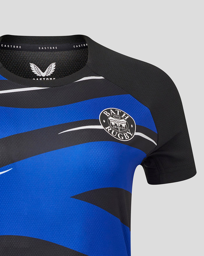 Close up of upper chest highlighting the Bath Rugby crest on the blue stripe of the graphic tee.