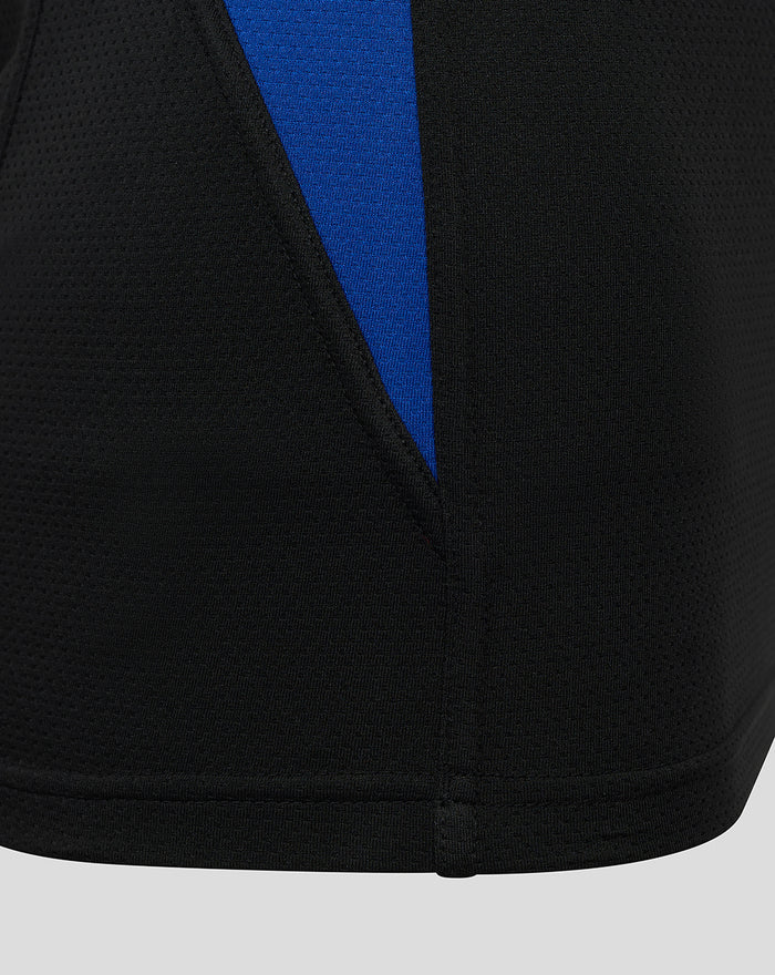 Lower side panel and hem detail with blue accent on the black Bath Rugby training tee